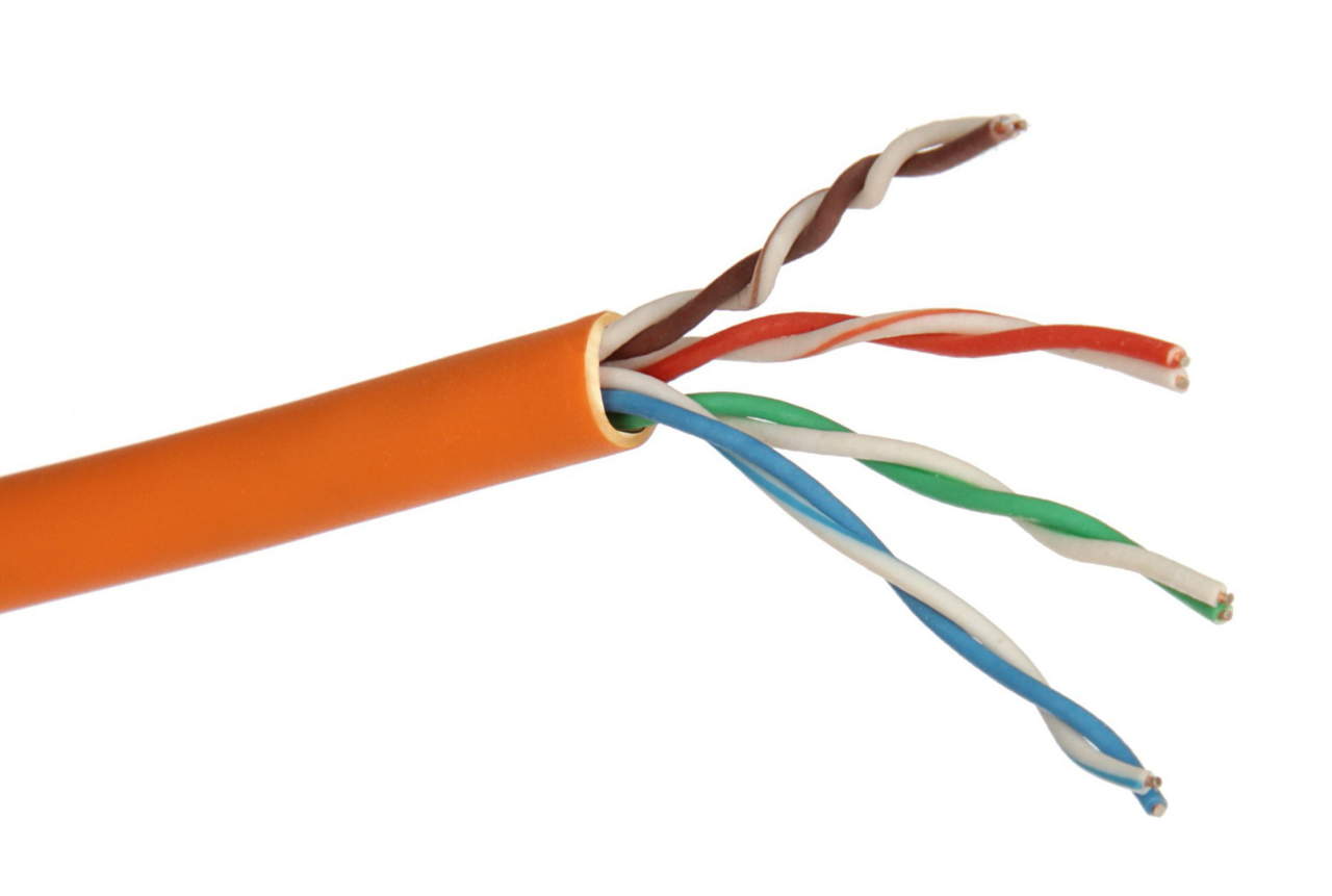 Gli standard e le varianti PoE supportano i tradizionali cavi FTP/UDP a partire dalla categoria 5/5e. Le norme 802.3af e 802.3at (tipo 1 - max 13 watt) si “accontentano” anche dei cavi Cat.3